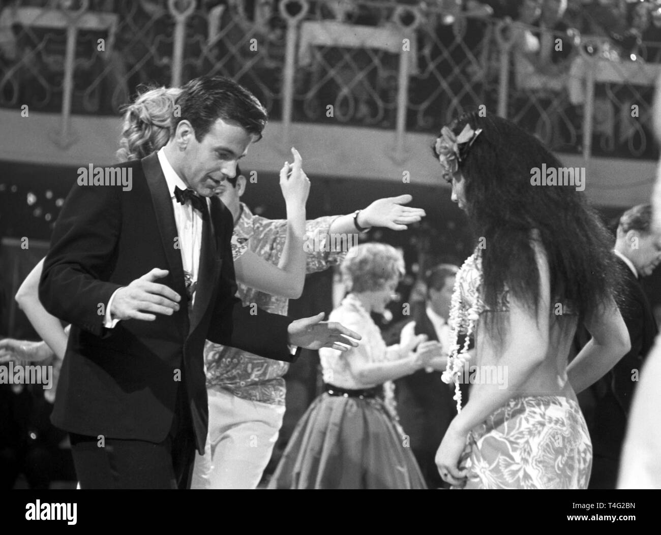 The traditional Bal Paré takes place in Munich. The picture shows Oscar winner Maximilian Schell (l) who is taught the new 'Tamuré' dance by a dancer from Tahiti (undated archive picture from 1963). | usage worldwide Stock Photo