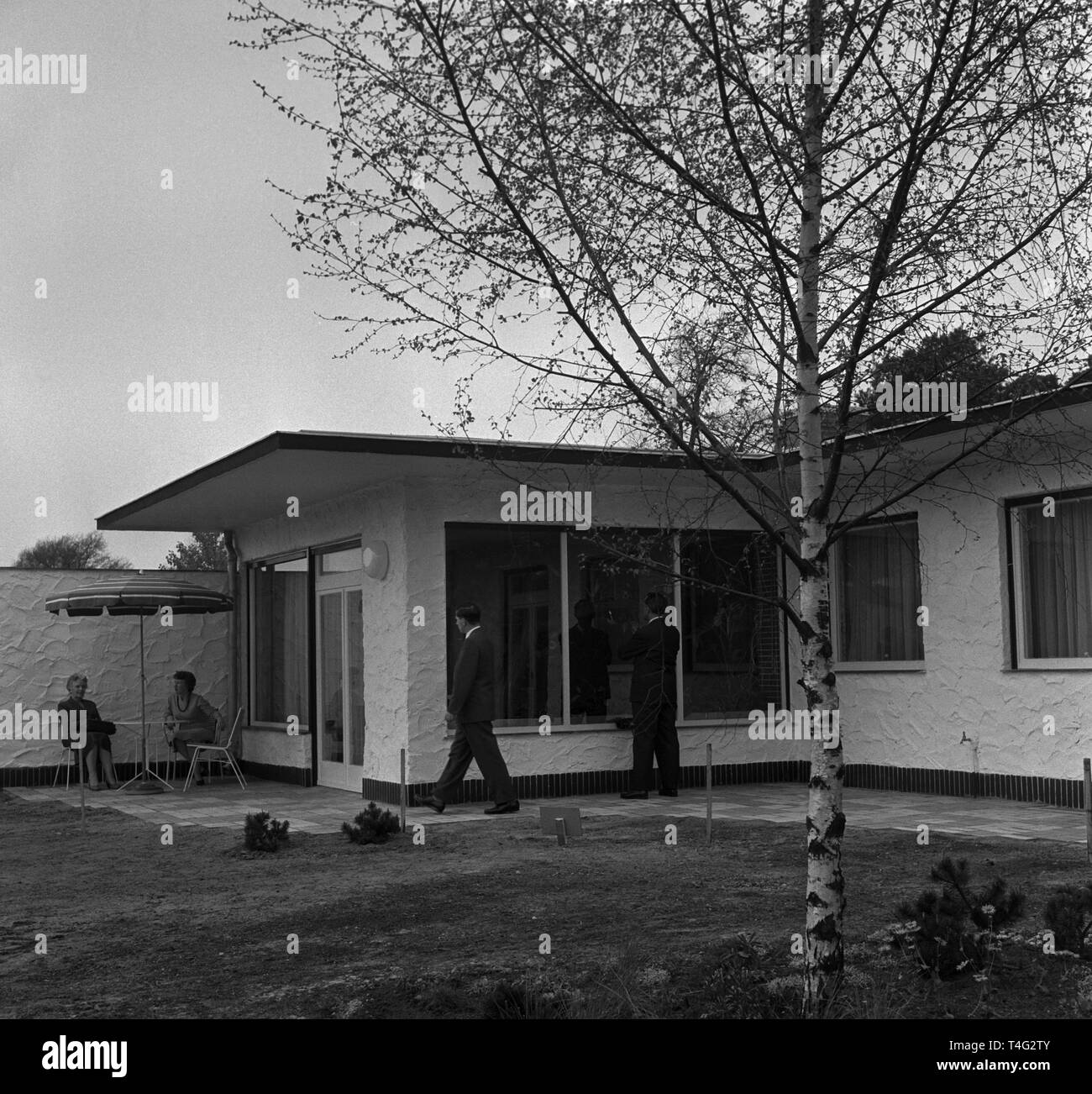 View of the single family house in the Grunewald (forest) of Berlin on 29 April 1959, which represents the first prize of the 8th lottery 'Tag der offenen Tür' (translated as 'Open Day'). | usage worldwide Stock Photo