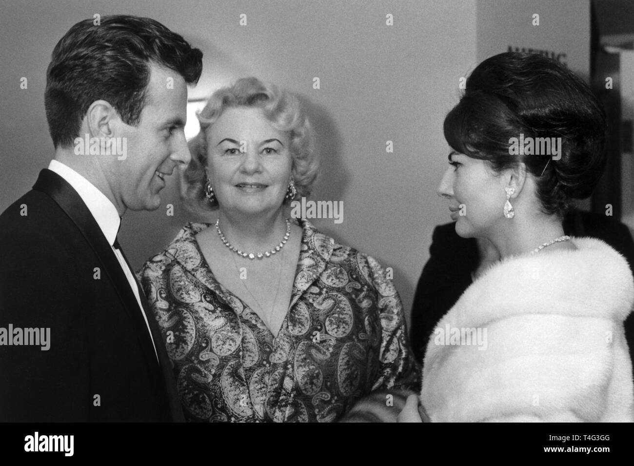 Swiss-Austrian actor Maximilian Schell (l) with his girlfriend Princess Soraya (r), ex-wife of the last Shah of Persia, and her mother Eva Esfandiary (c), photographed on 23 November 1963 during the festive opening of the Munich Opera. | usage worldwide Stock Photo