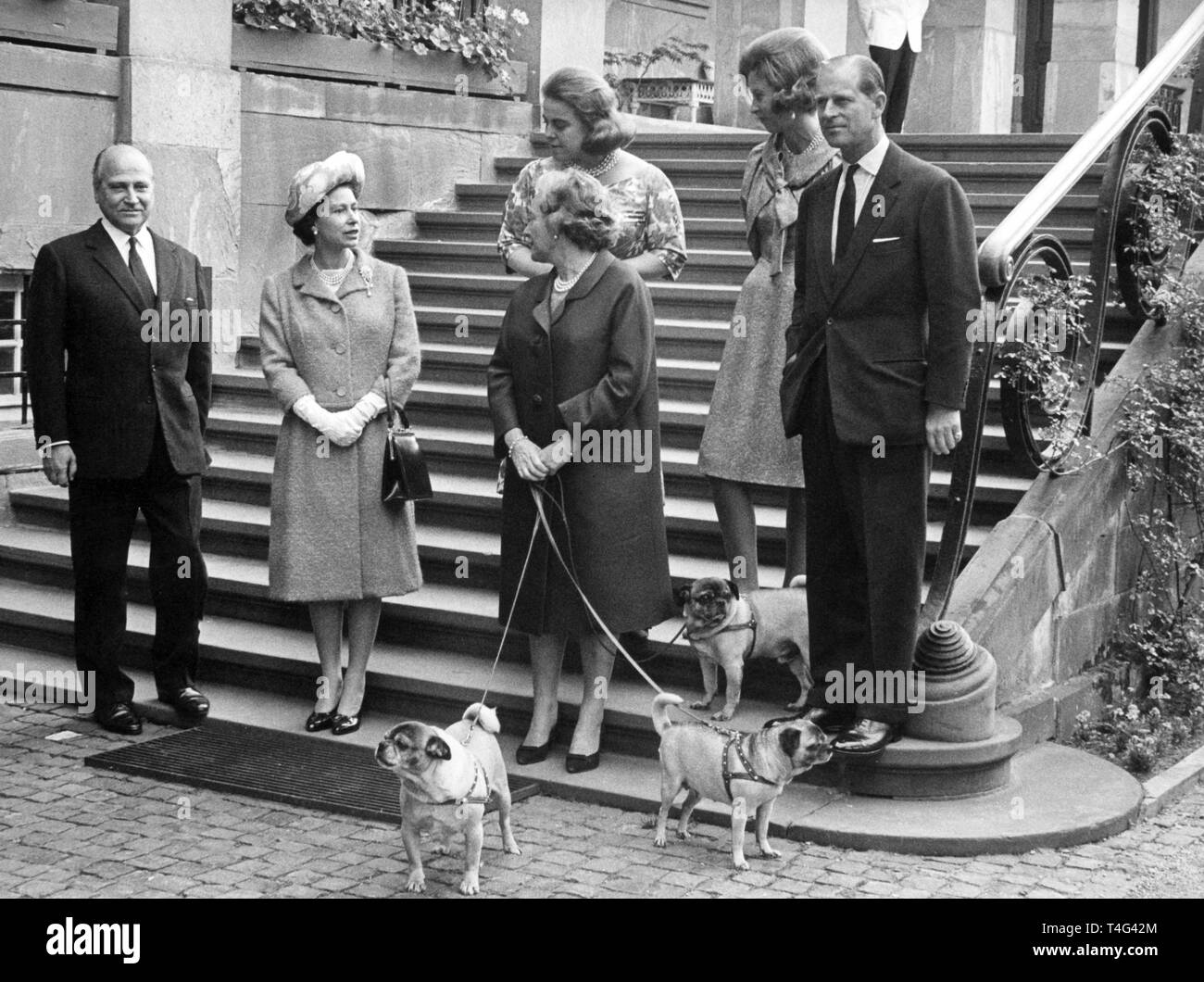 Britain's Queen Elizabeth II and her husband Prince Philip, The Duke of Edinburgh during a visit to Prince Ludwig of Hesse and his wife, Princess Margaret Campbell Geddes at Wolfsgarten Castle in Langen, near Darmstadt, West Germany on May 20, 1965, on the third day of the British royal's tour of West Germany. Seen at the castle entrance are L-R: Prince Ludwig, the Queen, Princess Beatrix of Hohenlohe Langenburg, Princess Margaret (holding dogs? leads),  Princess Christina of Hesse and Prince Philip. | usage worldwide Stock Photo