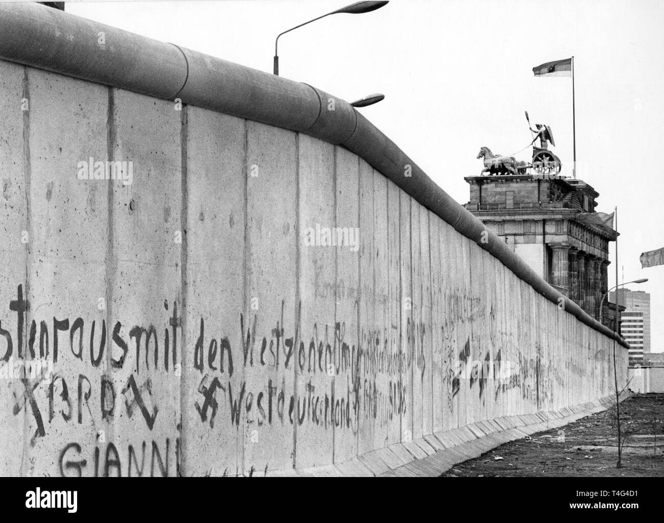 Berlin Wall and Brandenburg Gate in background on 20 January 1984. | usage worldwide Stock Photo