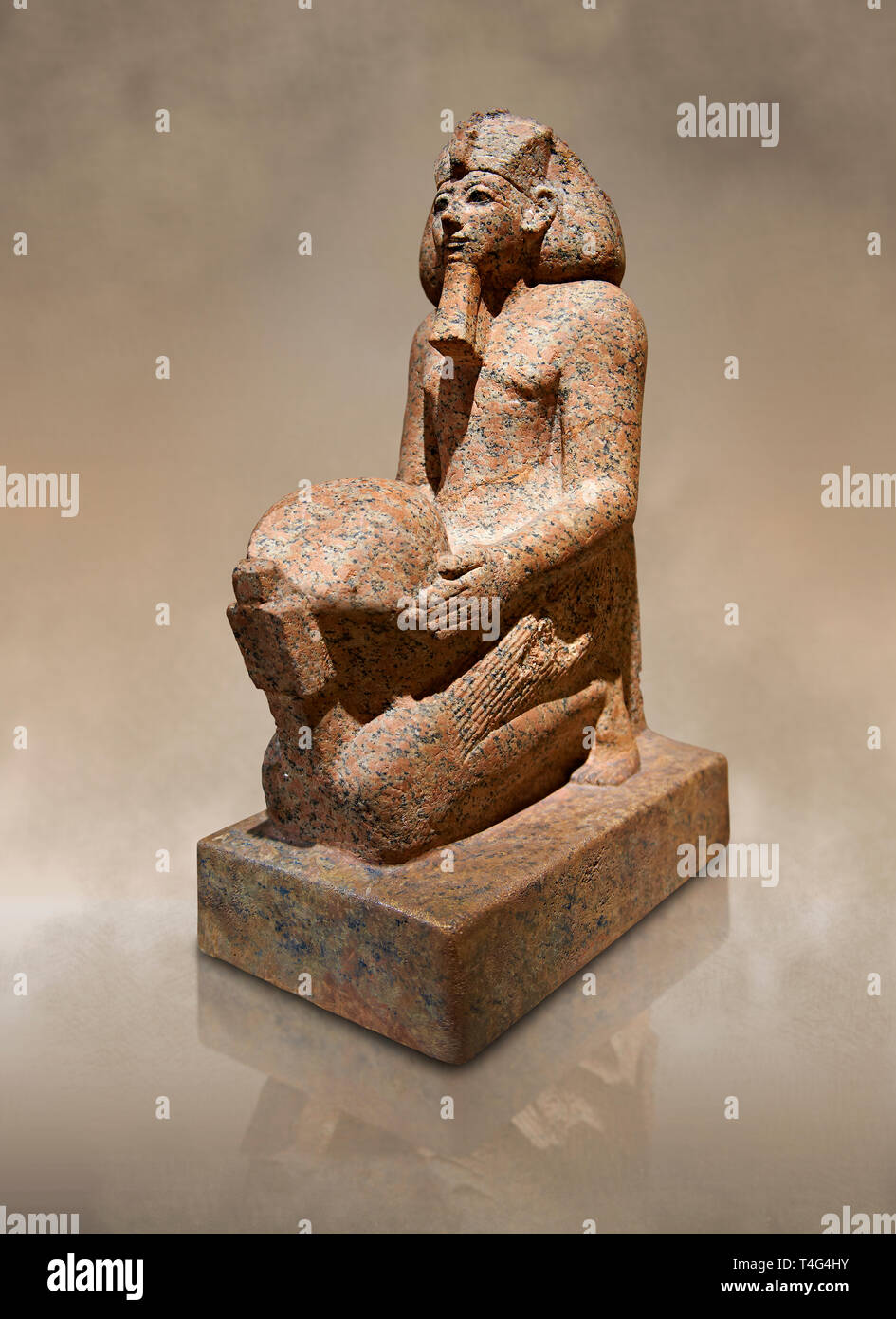 Ushabti. 18 dynasty Egyptian kneeling sculpture of queen Hatshepsut with a cultic vessel, 1475BC Deir el-Bahari . Neues Reiche Museum, Berlin. Stock Photo