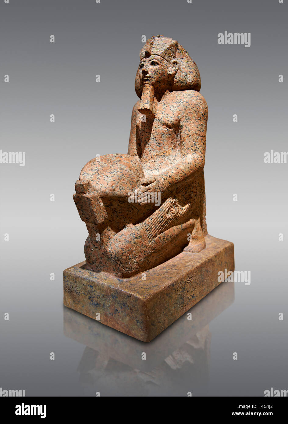Ushabti. 18 dynasty Egyptian kneeling sculpture of queen Hatshepsut with a cultic vessel, 1475BC Deir el-Bahari . Neues Reiche Museum, Berlin. Stock Photo