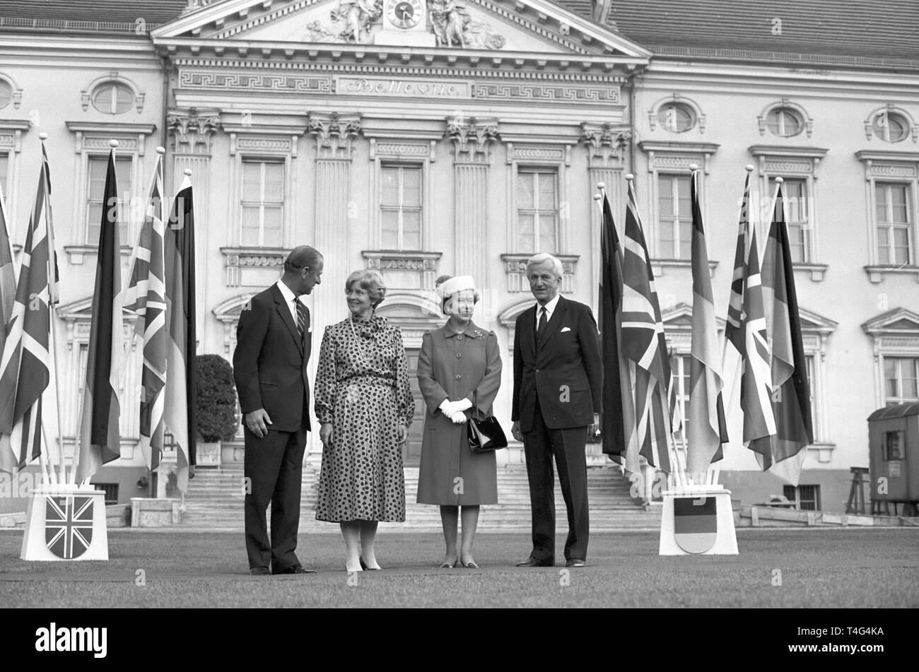 Prince Philip, Marianne von Weizsäcker, Queen Elizabeth II and German president Richard von Weizsäcker (l-r) in front of Castle Bellevue in Berlin on 27 May 1987. The British Queen and her husband stayed in Berlin for a two-day visit on the occasion of the 750th anniversary of Berlin. | usage worldwide Stock Photo