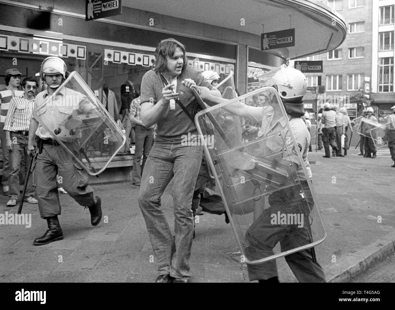 Clashes between protestors and police during a demonstration in Frankfurt on 10 May 1976 with around a dozen policemen injured and seven demonstrators arrested. They protested the death of terrorist Ulrike Meinhof who commited suicide on 5 May 1976. | usage worldwide Stock Photo