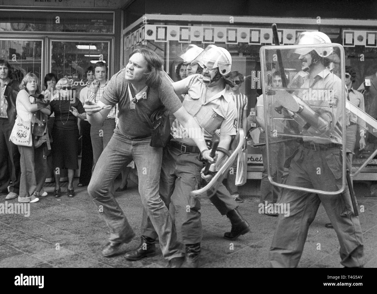 Clashes between protestors and police during a demonstration in Frankfurt on 10 May 1976 with around a dozen policemen injured and seven demonstrators arrested. They protested the death of terrorist Ulrike Meinhof who commited suicide on 5 May 1976. | usage worldwide Stock Photo