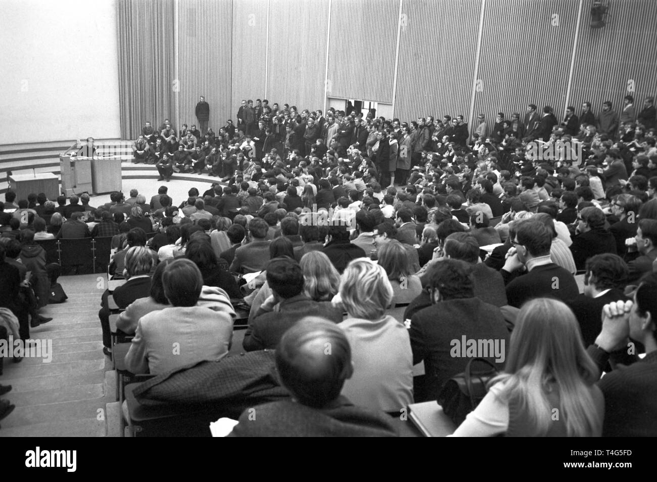 The overcrowded Auditorium Maximum at University of Freiburg on 21 January 1969. | usage worldwide Stock Photo