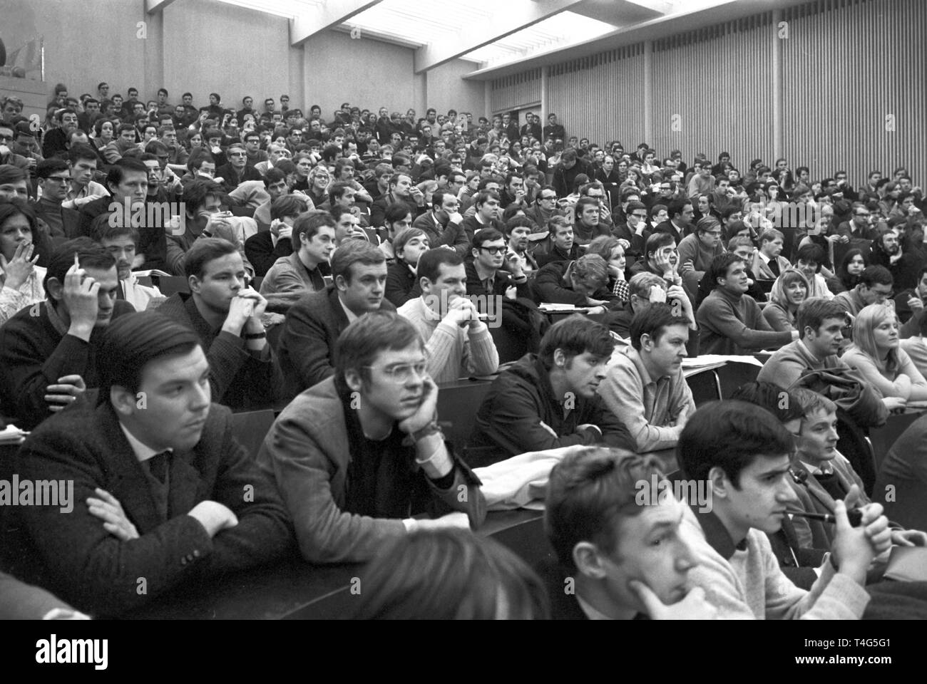 View of the fully occupied Auditorium Maximum of the University Freiburg on 21 January 1969. | usage worldwide Stock Photo