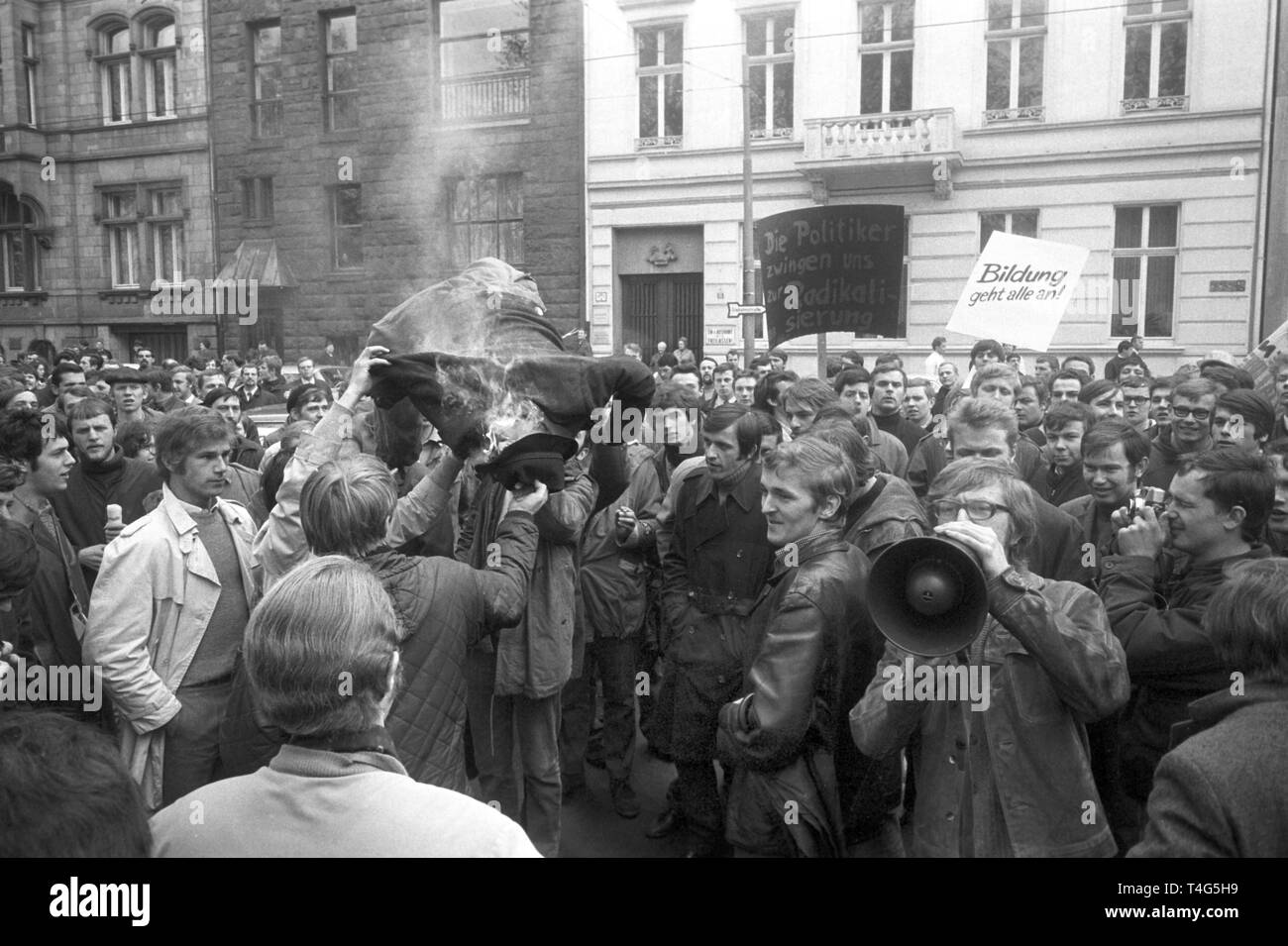 Students burn a straw doll. About 700 students demonstrate against a draft of the Higher Education Act on 23 April 1969 in Duesseldorf. | usage worldwide Stock Photo