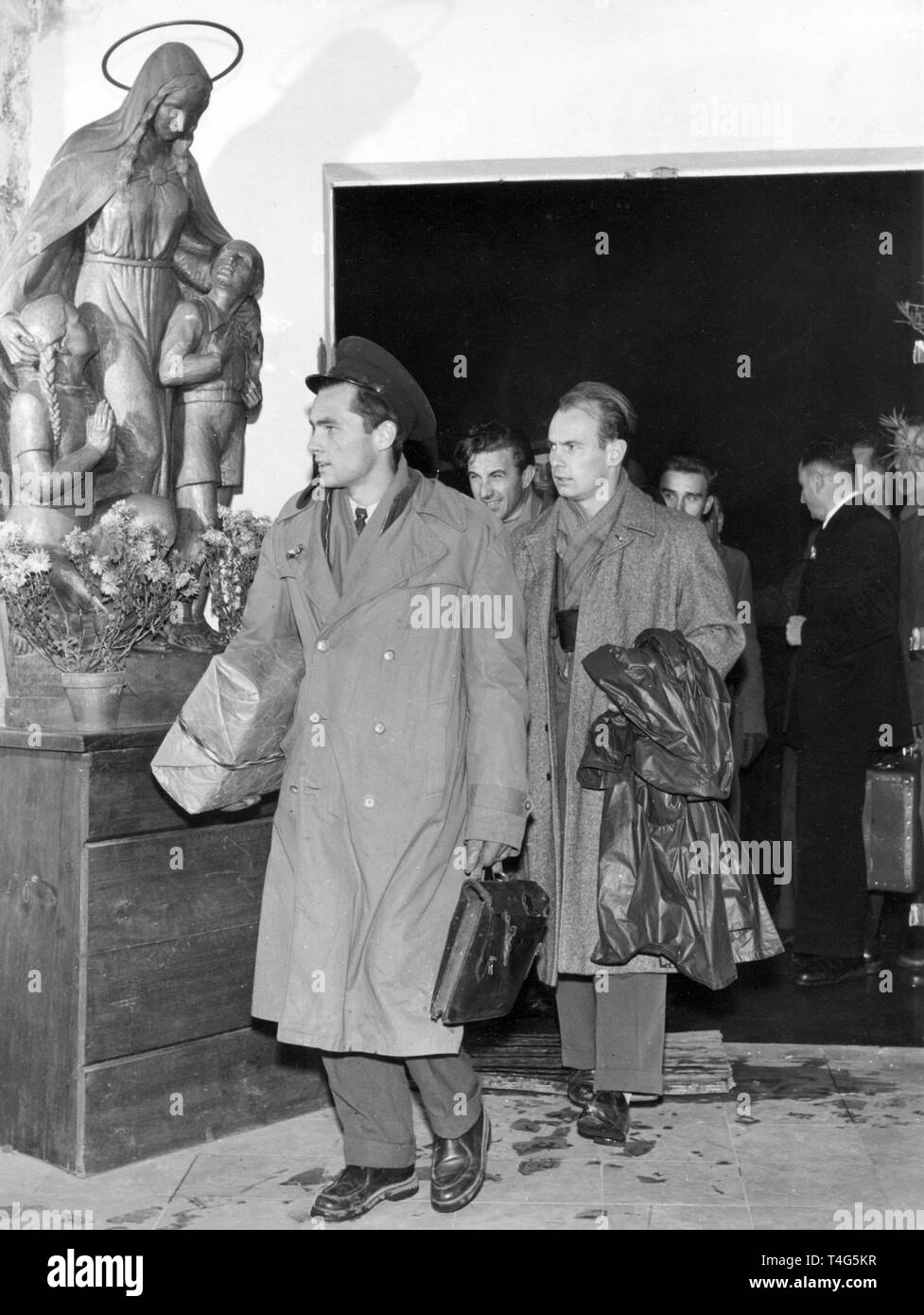 60 students arrive at Castle Feuerstein on 26 November 1956. They can stay there until spring 1957, recover and study German. Due to the put down of the Hungarian Uprising in 1956 by Soviet forces around 200.000 people fled the county towards the West. | usage worldwide Stock Photo