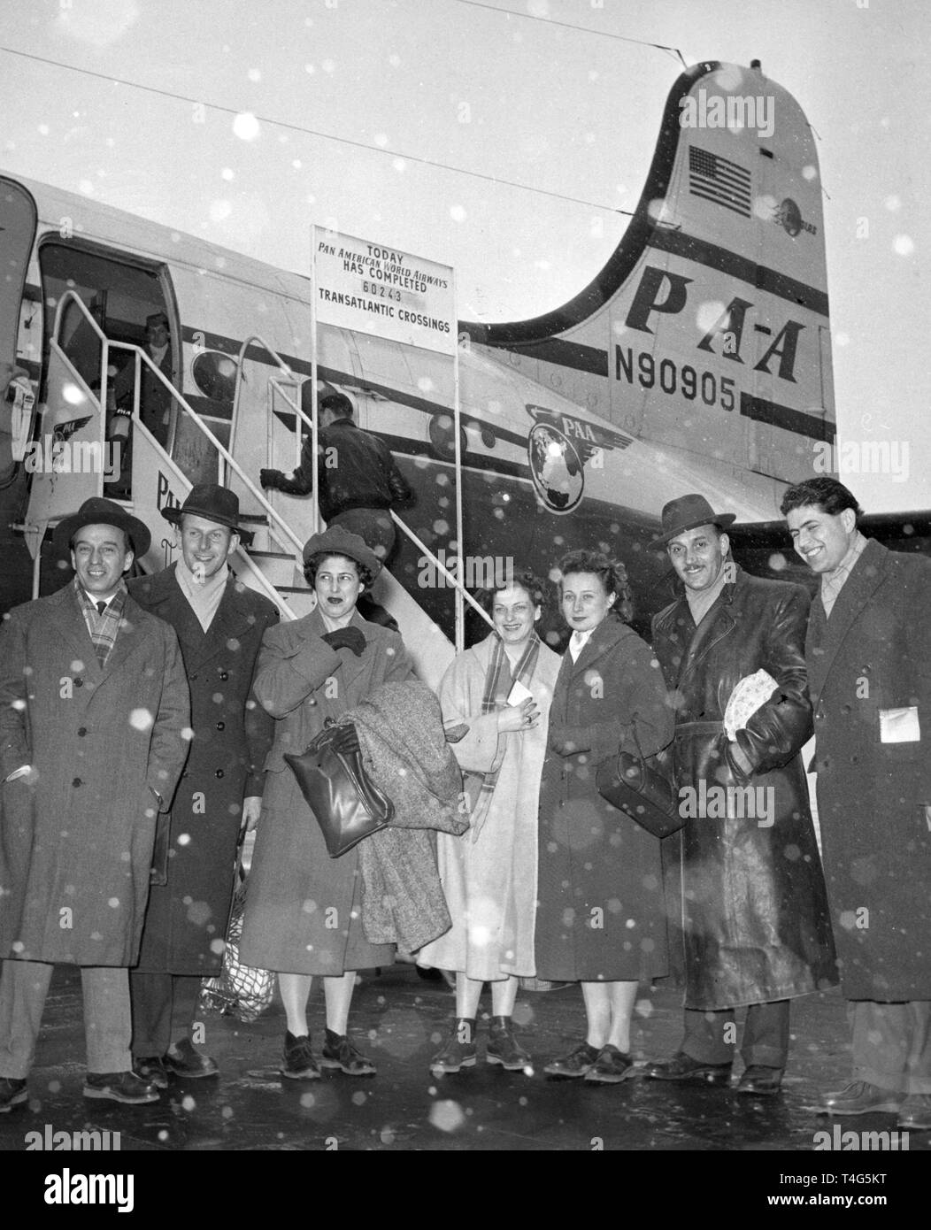 Refugees from Hungary arrive in Berlin on 24 December 1956. Due to the put down of the Hungarian Uprising in 1956 by Soviet forces around 200.000 people fled the county towards the West. | usage worldwide Stock Photo