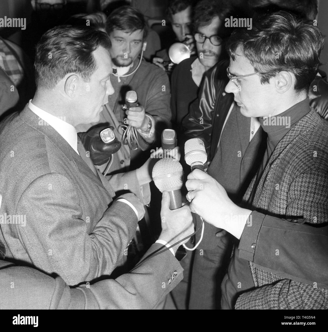 Director of SFB, Sender Freies Berlin (translates as 'Radio Free Berlin'), Franz Barsig (l) talks to Knut Nevermann (r), former AStA chairman of the Free University on 15 April in 1968. | usage worldwide Stock Photo