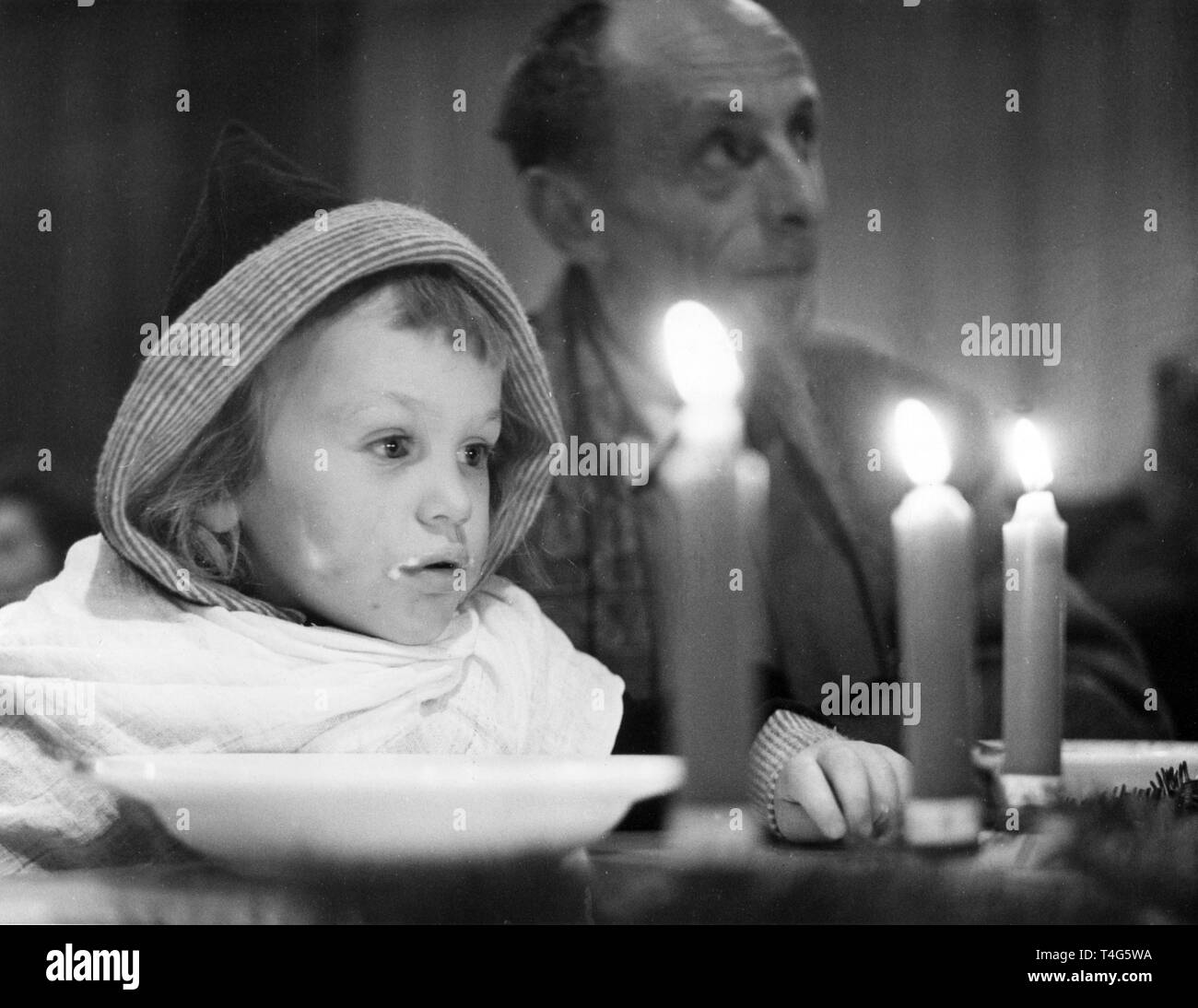 A little child at a refugees camp in Stuttgart on 20 December 1956. Due to the put down of the Hungarian Uprising in 1956 by Soviet forces around 200.000 people fled the county towards the West. | usage worldwide Stock Photo
