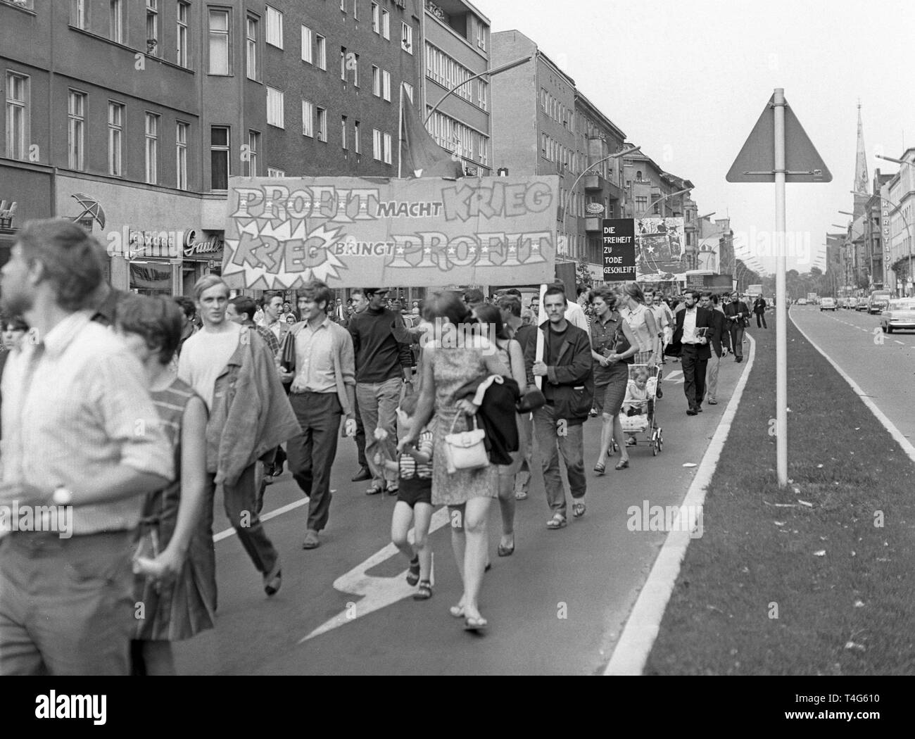 About 1,000 young people participate in a Vietnam demonstration organised by the Socialist Youth Germany 'Die Falken' on 26 June 1967. | usage worldwide Stock Photo