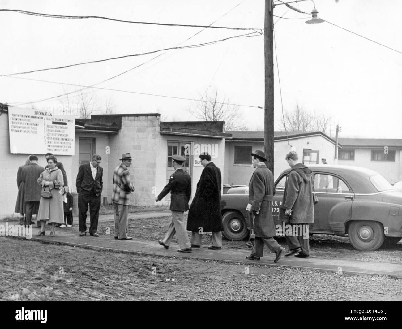Refugees arrive in Camp Kilmer (USA) on 21 December 1956. Due to the put down of the Hungarian Uprising in 1956 by Soviet forces around 200.000 people fled the county towards the West. | usage worldwide Stock Photo