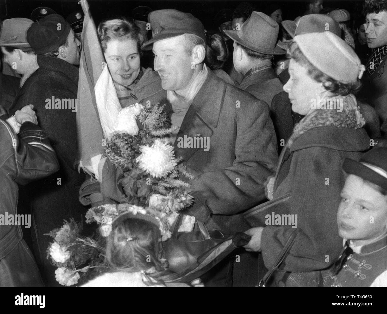 Around 100 refugees from Hungary arrive on 24 November 1956 at the main train station in Hamburg. Due to the put down of the Hungarian Uprising in 1956 by Soviet forces around 200.000 people fled the county towards the West. | usage worldwide Stock Photo