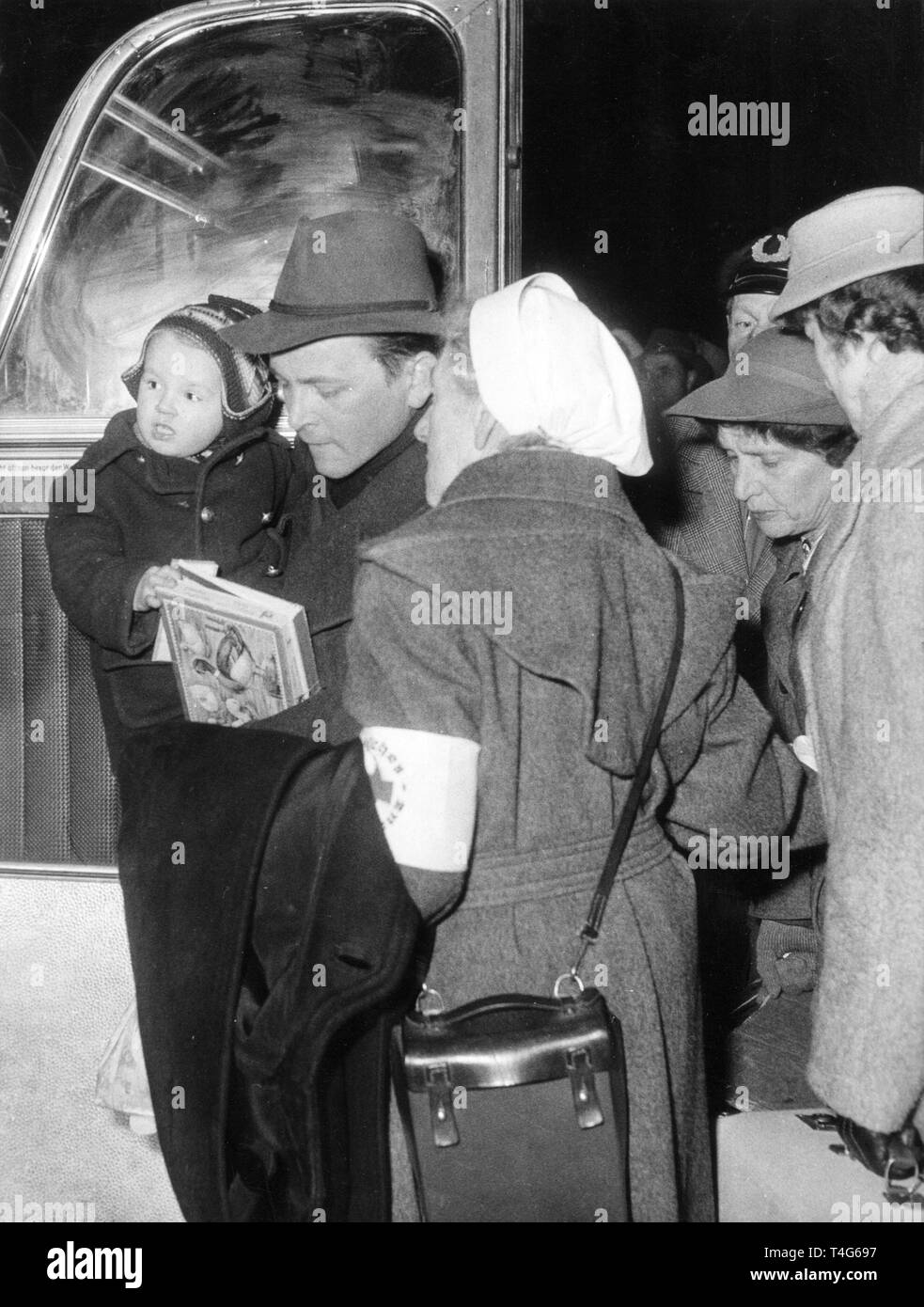 Around 100 refugees from Hungary arrive on 24 November 1956 in Hamburg. Due to the put down of the Hungarian Uprising in 1956 by Soviet forces around 200.000 people fled the county towards the West. | usage worldwide Stock Photo