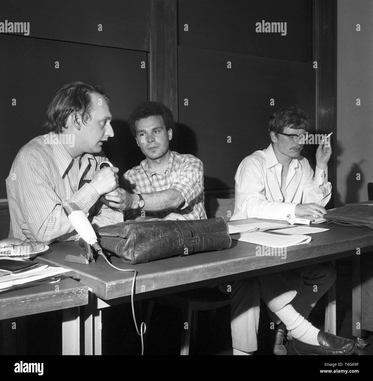AStA chairman of the Free University of Berlin Wolfgang Landsberg, convent chairman Frank Herterich and secretary Egmont Fassbender (l-r) in a lecture hall on 22 April 1968. Landsberg justified his resignation from 18 April 1968. | usage worldwide Stock Photo