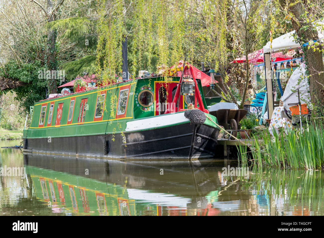 Canal boat alongside Janes Enchanted Tea Garden  on the oxford canal on a spring morning. Kirtlington, Oxfordshire, England Stock Photo