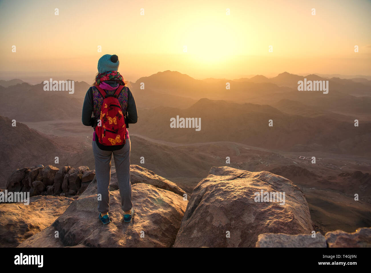 Girl Looking Over Rocks Girl looking over the mountains hi-res stock photography and images - Alamy