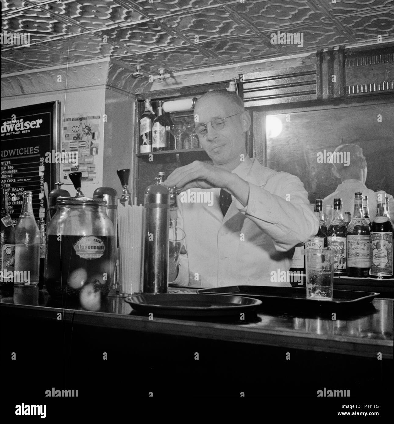 Bartender retro Black and White Stock Photos & Images - Alamy