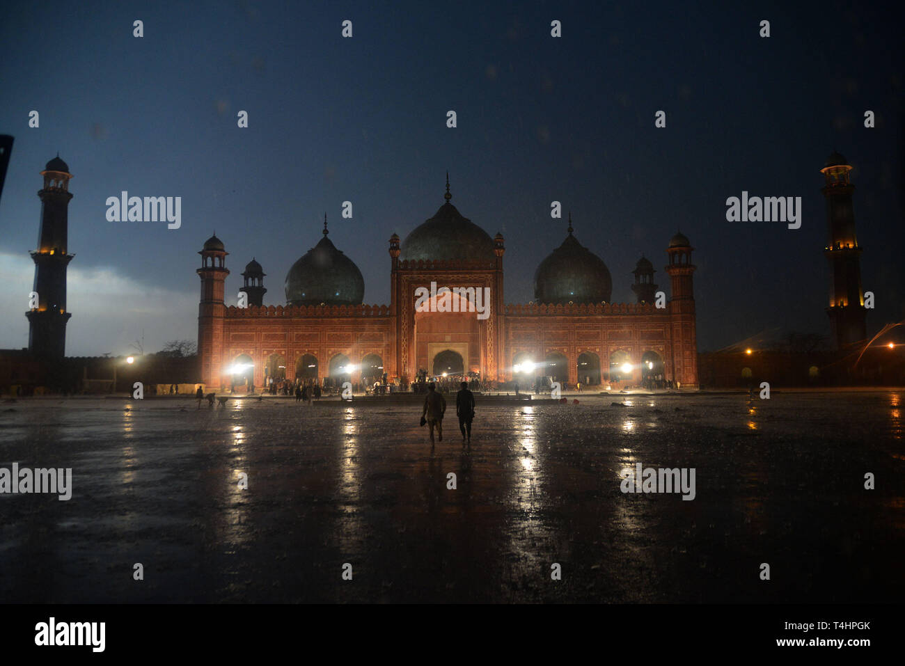 Lahore, Pakistan. 16th Apr, 2019. Thousands of Pakistani People arrive