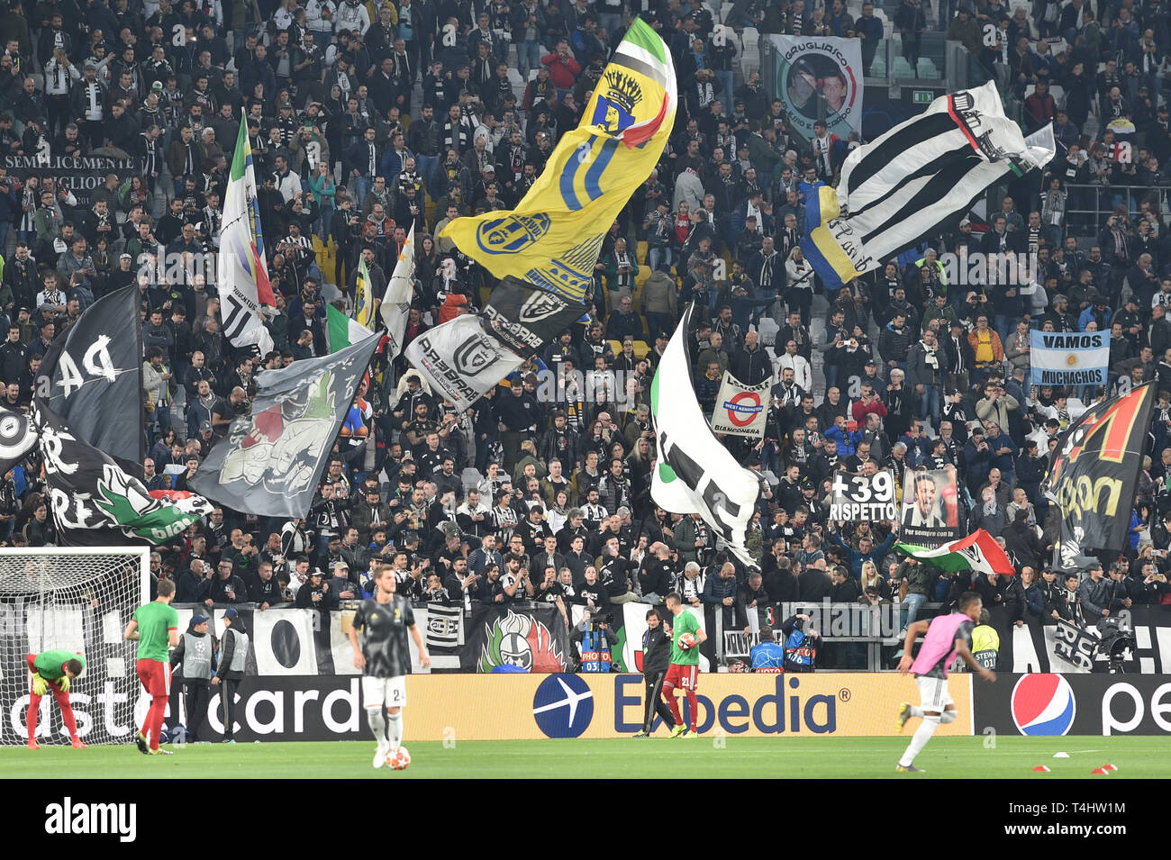 Turin, Italy. 16th Apr, 2019. Soccer: Champions League, knockout round, quarter-finals, second leg, Juventus Turin - Ajax Amsterdam. Fans of Juventus cheer before the game. Credit: Antonio Polia/dpa/Alamy Live News Stock Photo