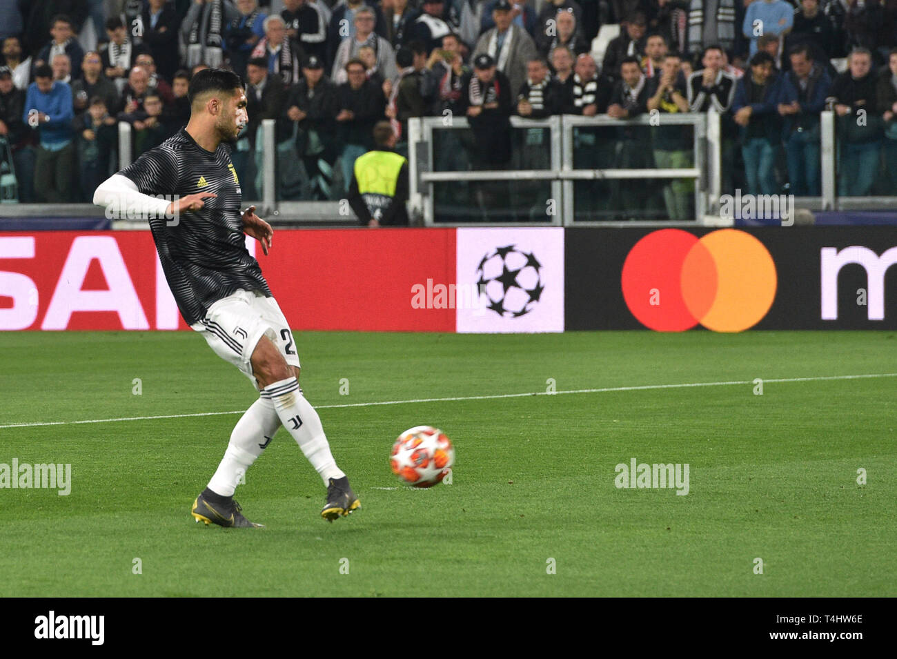 Turin, Italy. 16th Apr, 2019. Soccer: Champions League, knockout round, quarter-finals, second leg, Juventus Turin - Ajax Amsterdam. Emre Can of Juventus warming up. Credit: Antonio Polia/dpa/Alamy Live News Stock Photo