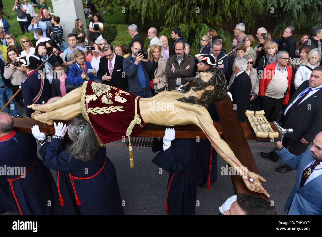 Madrid, Madrid, Spain. 16th Apr, 2019. Penitents from 'Cristo de Los Alabarderos' brotherhood are seen carrying a statue of Jesus Christ during the 'Cristo de Los Alabarderos' procession in Madrid.Cristo de Los Alabarderos procession, also known as the procession of Spanish Royal Guard, took place on the Holy Tuesday and in Good Friday in Madrid. Penitents carried a statue of Jesus Christ from 'De las Fuerzas Armadas' church to 'Real' palace in central Madrid and on Good Friday penitents will march in reverse, this has been celebrated since 1753 and it is one of the most important processio Stock Photo