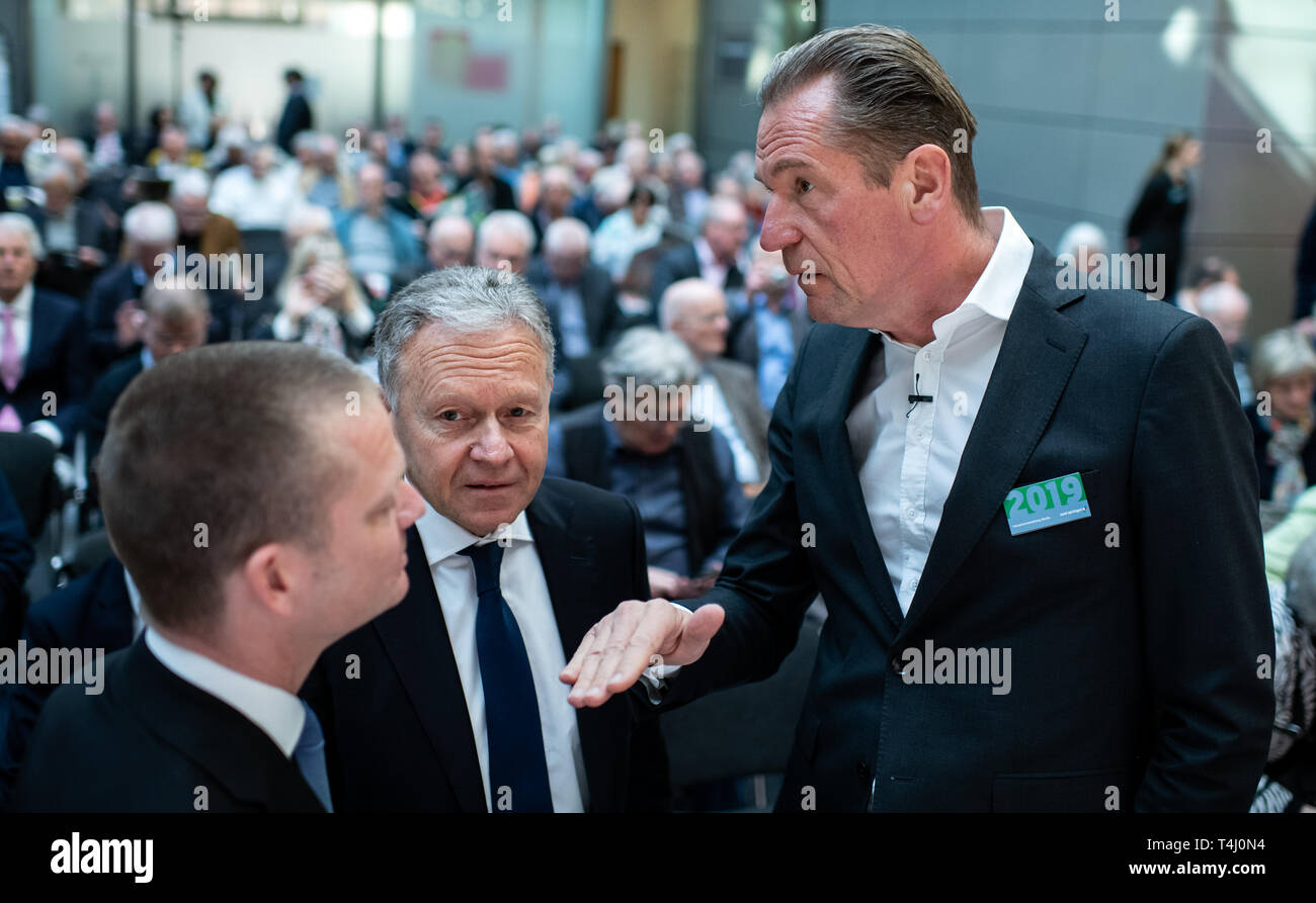 Berlin, Germany. 17th Apr, 2019. Mathias Döpfner (r), CEO, talks to Jan Bayer (l), CEO of News Media International, and Ralph Büchi, Chief Operating Officer (COO) of the Ringier Group, prior to the beginning of the Annual Shareholders' Meeting of Axel Springer SE. The Axel Springer media house increased its revenues last year thanks to strong digital business. Credit: Bernd von Jutrczenka/dpa/Alamy Live News Stock Photo