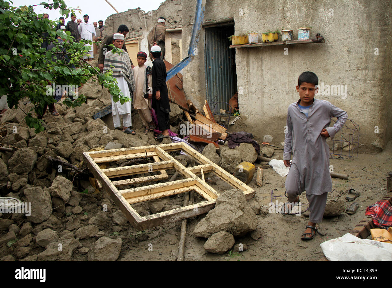 Jalalabad. 17th Apr, 2019. Photo taken on April 17, 2019 shows a collapsed house in Mangal village of Nangarhar province in Afghanistan. Four members of an Afghan family lost their lives as a wall and rooftop of a house caved in on Tuesday night in Jalalabad city, capital of eastern Nangarhar province, 120 km east of Kabul, spokesman for the provincial government Attaullah Khogyani said Wednesday. Credit: Saifurahman Safi/Xinhua/Alamy Live News Stock Photo