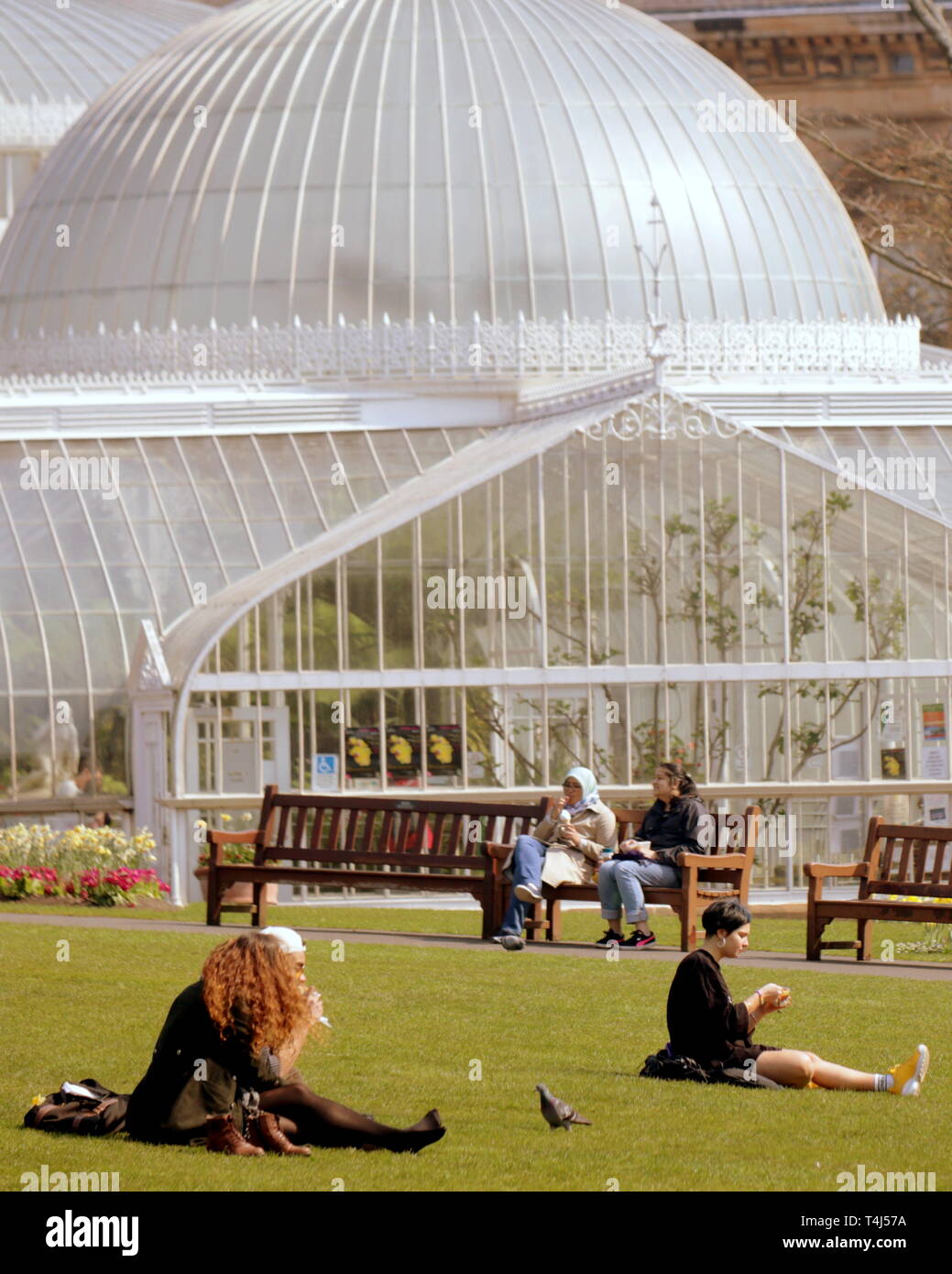 Glasgow, Scotland, UK, 17th April, 2019, UK Weather: Sunny summer day  over the west end of the city and locals and tourists make the most of the temperatures by taking to the Botanics park.  Credit Gerard Ferry/Alamy Live News Stock Photo