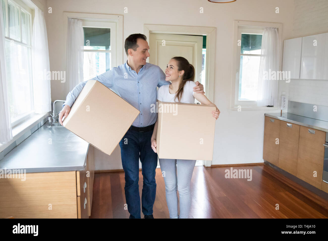 Happy married couple moving to new house Stock Photo - Alamy