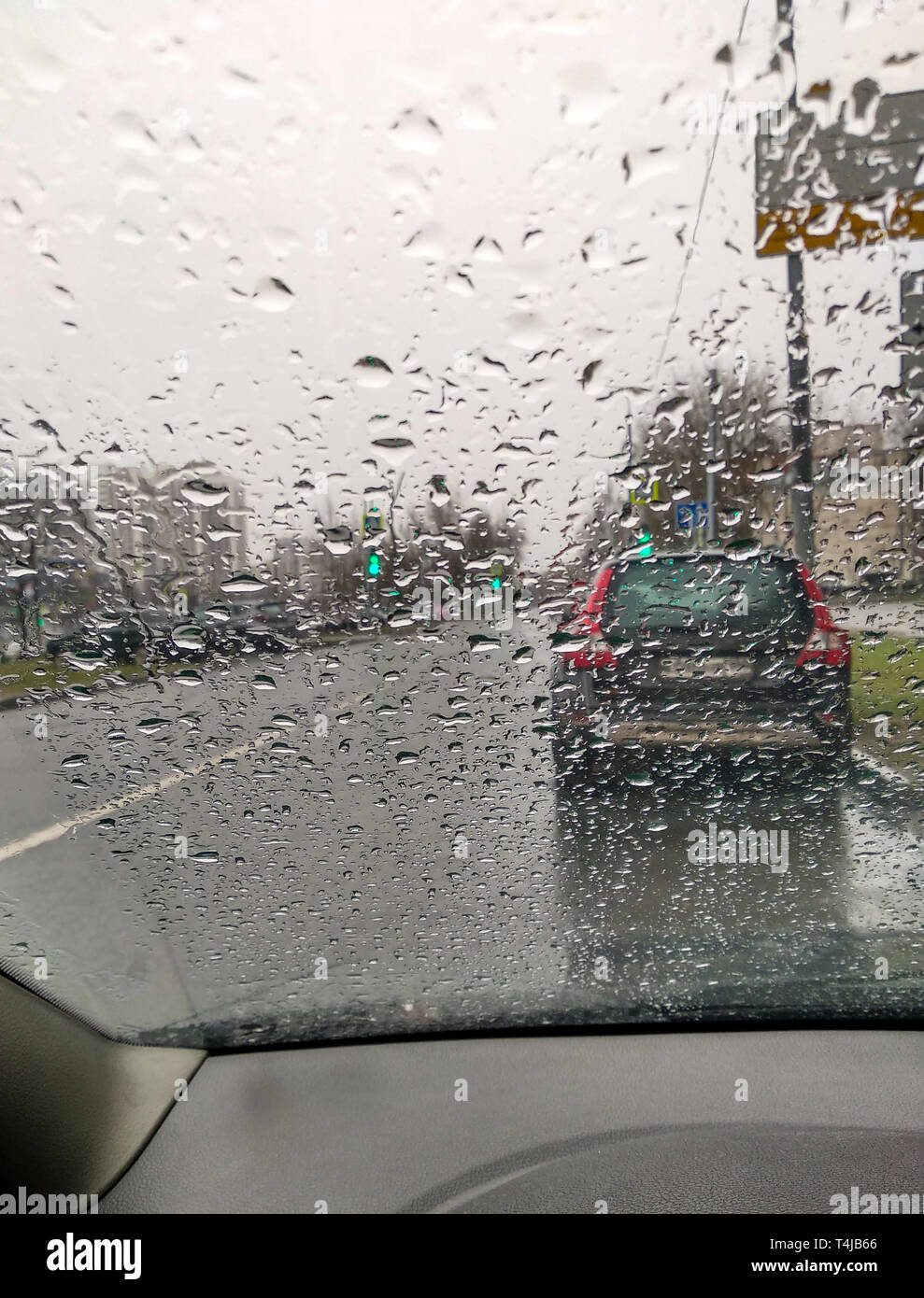Дождь на стекле автомобиля