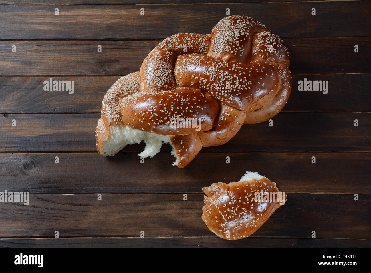 https://c8.alamy.com/comp/T4K3TE/homemade-challah-bread-with-sesame-seeds-jewish-traditional-bread-for-shabbat-T4K3TE.jpg
