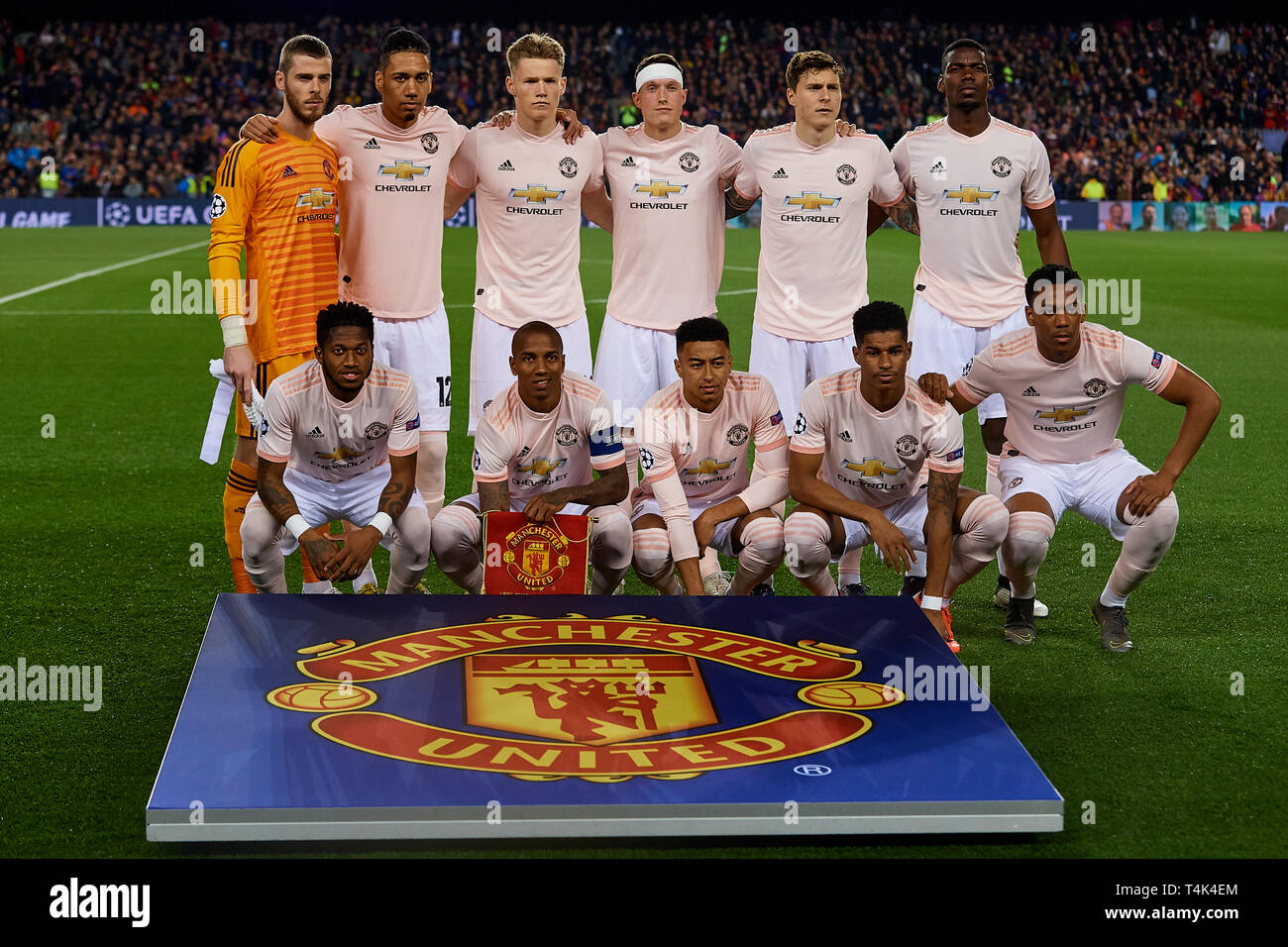 BARCELONA, SPAIN - APRIL 16: Manchester United line up prior to the UEFA Champions  League Quarter Final second leg match between FC Barcelona and Manchester  United at Camp Nou on April 16,