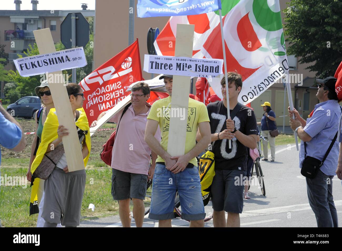Caorso (Italy), demonstration at the nuclear power  plant site in support for the popular referendum against nuclear power and the privatization of water, May 2011 Stock Photo