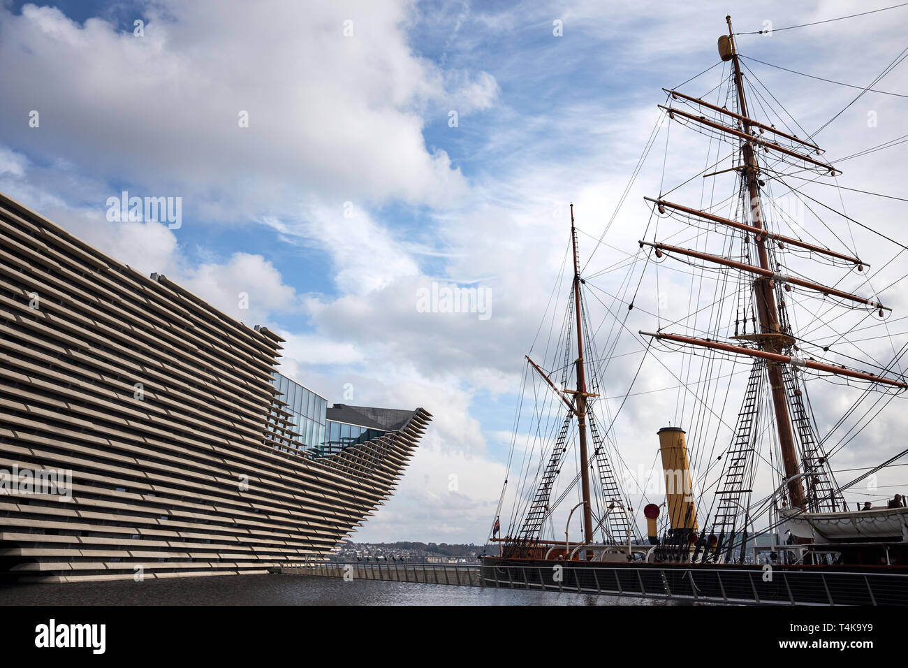 The exterior of the Victoria & Albert Museum in Dundee, Scotland next to the RRS Discovery wooden auxiliary steam ship. Stock Photo