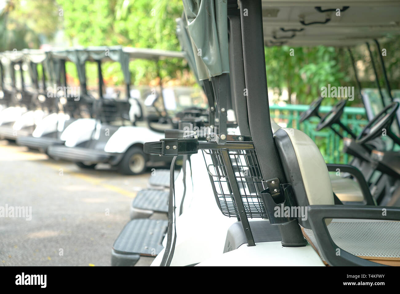 White golf carts hi-res stock photography and images - Alamy