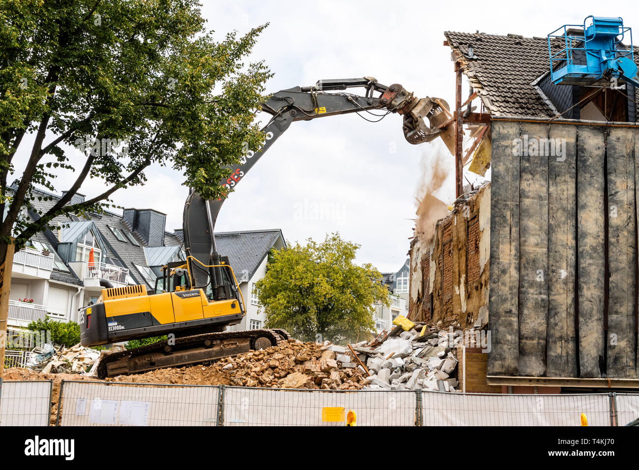 Excavator working at the demolition of a house, construction site - 15th of August 2018, Idstein (Taunus), Hessia, Germany, Europe Stock Photo