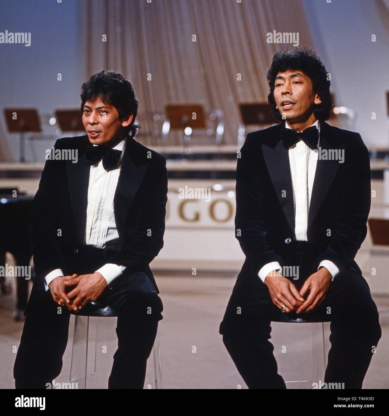 Blue Diamonds, niederländisches Doo Wop Duo, bei einem Auftritt im deutschen Fernsehen, Deutschland 1982. Dutch Doo Wop duo "Blue Diamonds" performing on German TV, Germany 1982. Stock Photo