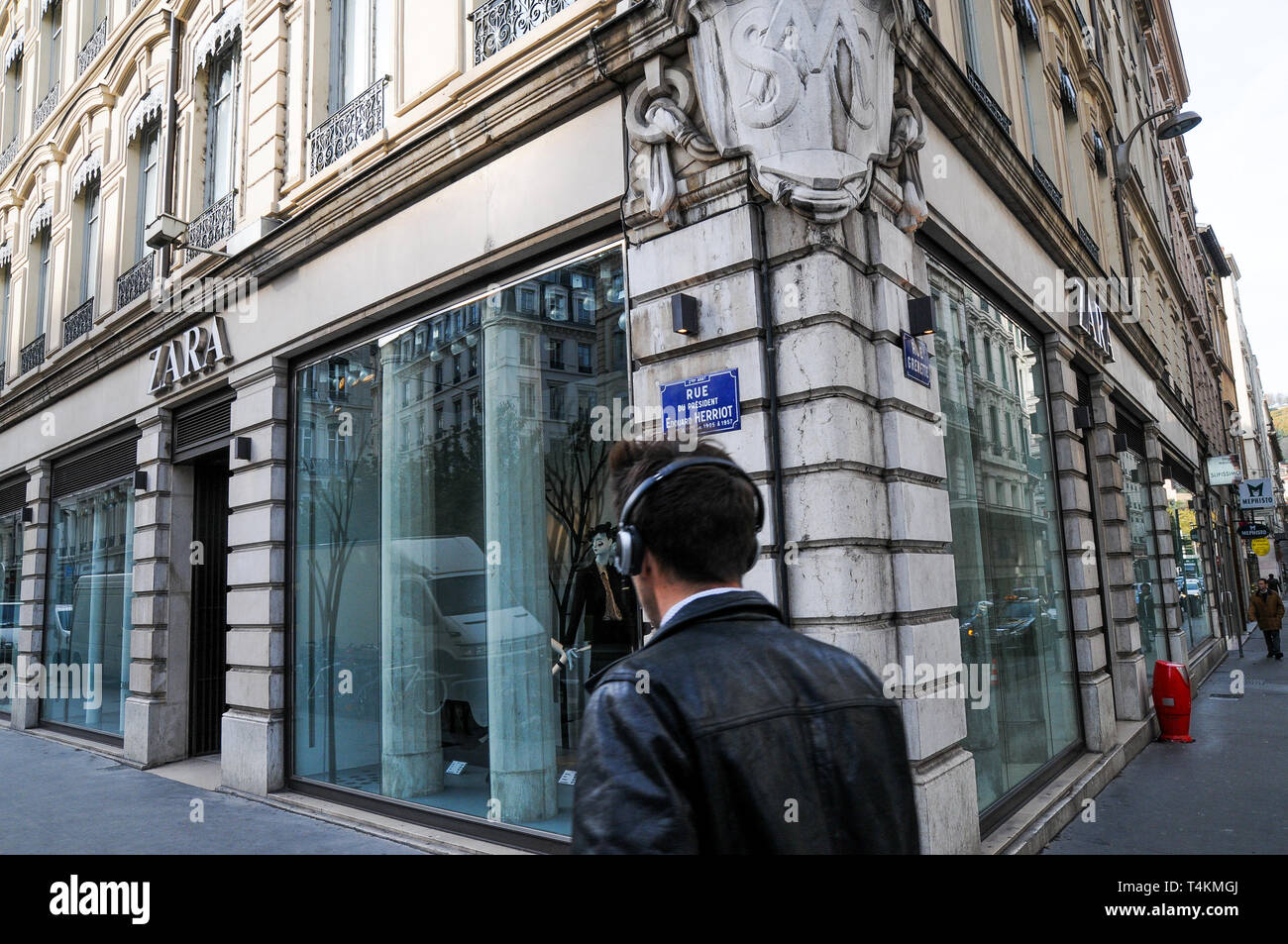 Zara fashion shop, Lyon, France Stock Photo - Alamy