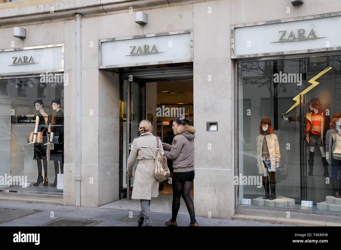 Zara fashion shop, Lyon, France Stock Photo - Alamy