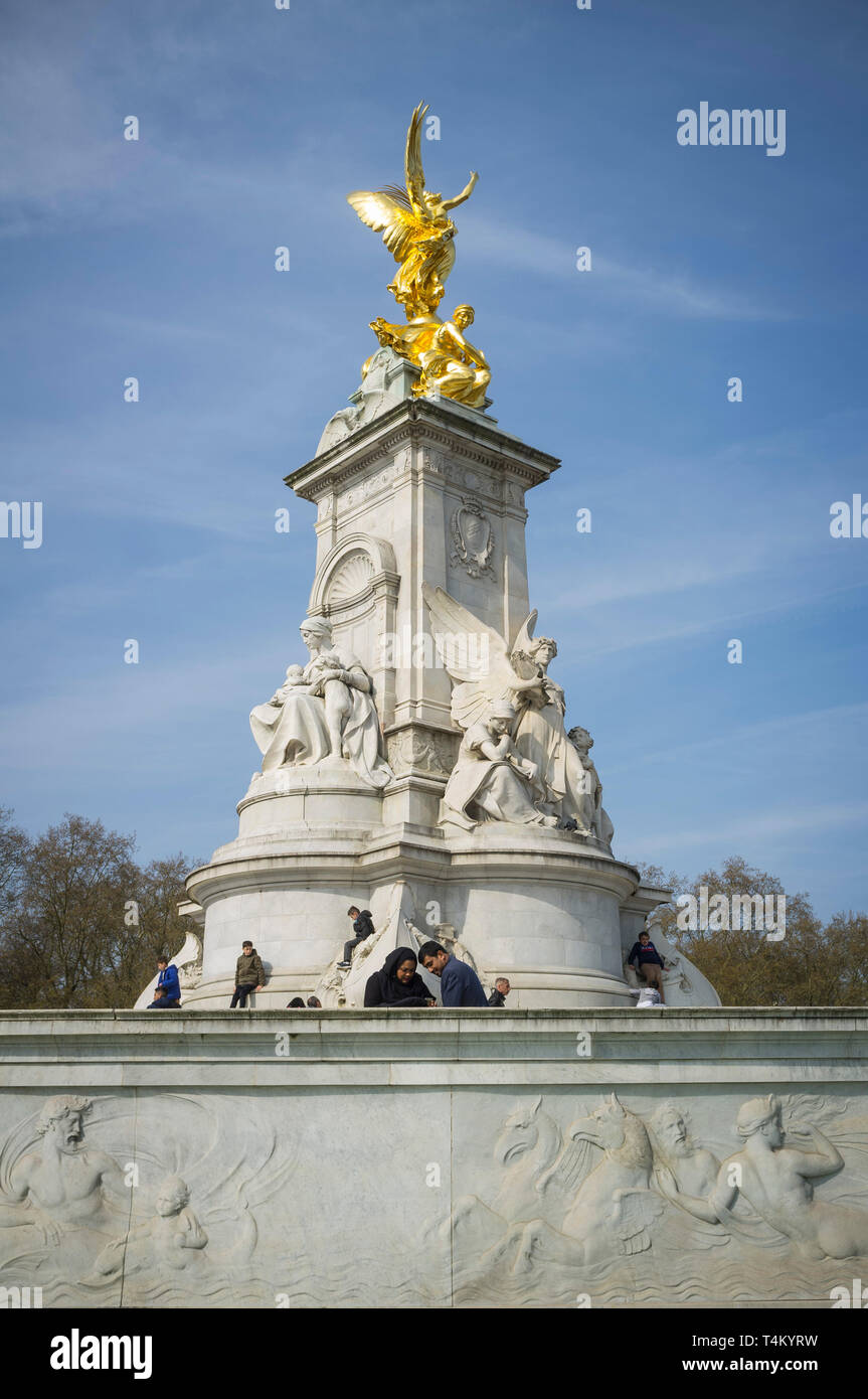 The gilded Queen Victoria Memorial shines in the sunshine in front of Buckingham Palace, London Stock Photo