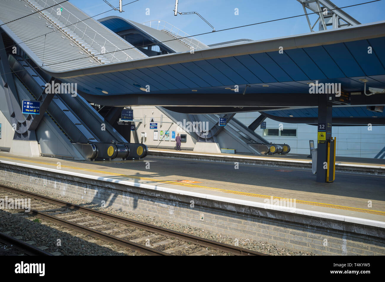 A man uses a cash machine on the platforms at Reading Station Stock Photo
