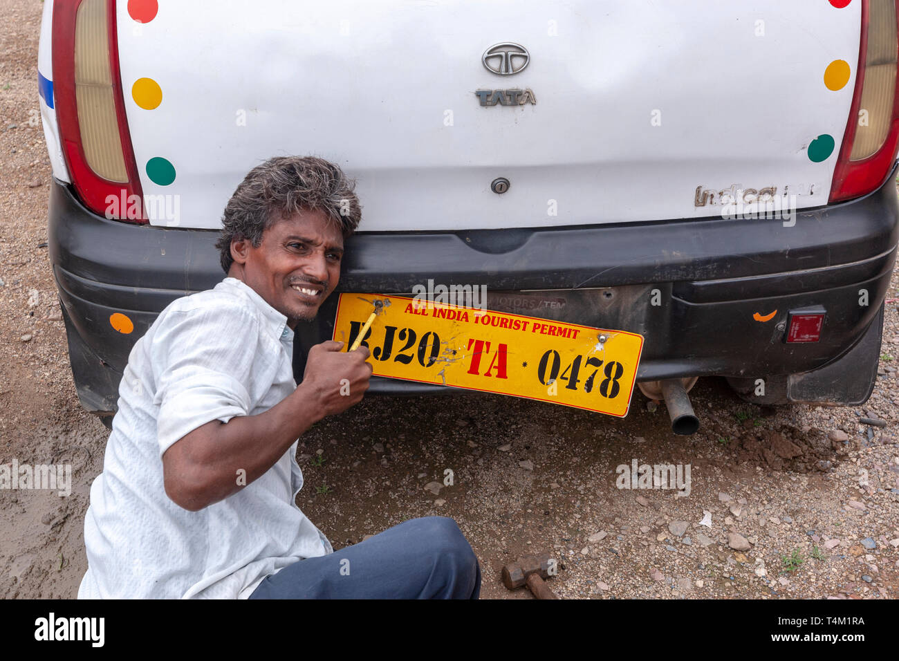 Man changing the car registration plate in Rajasthan, India Stock Photo -  Alamy