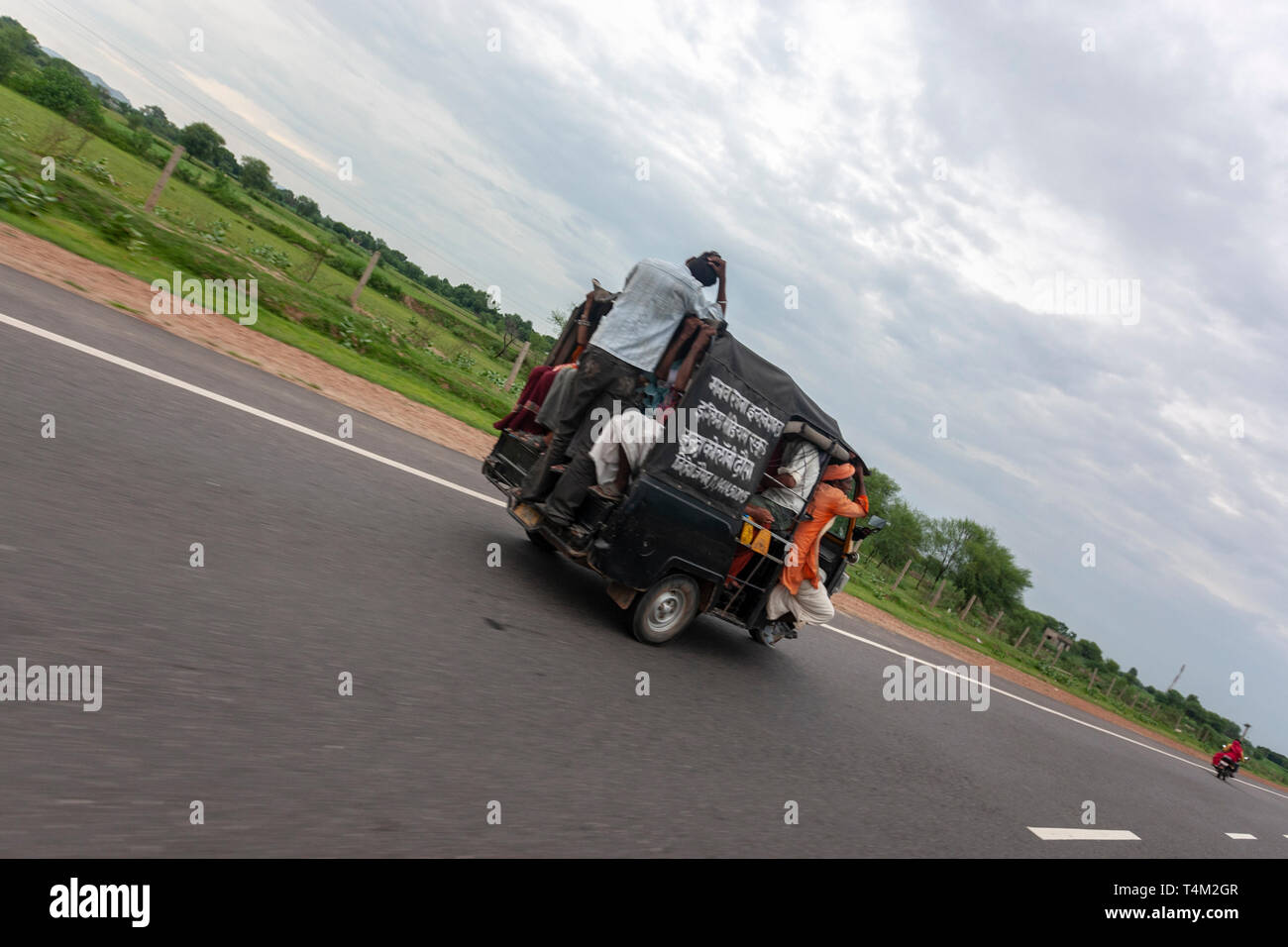 Overloaded rickshaw hi-res stock photography and images - Alamy