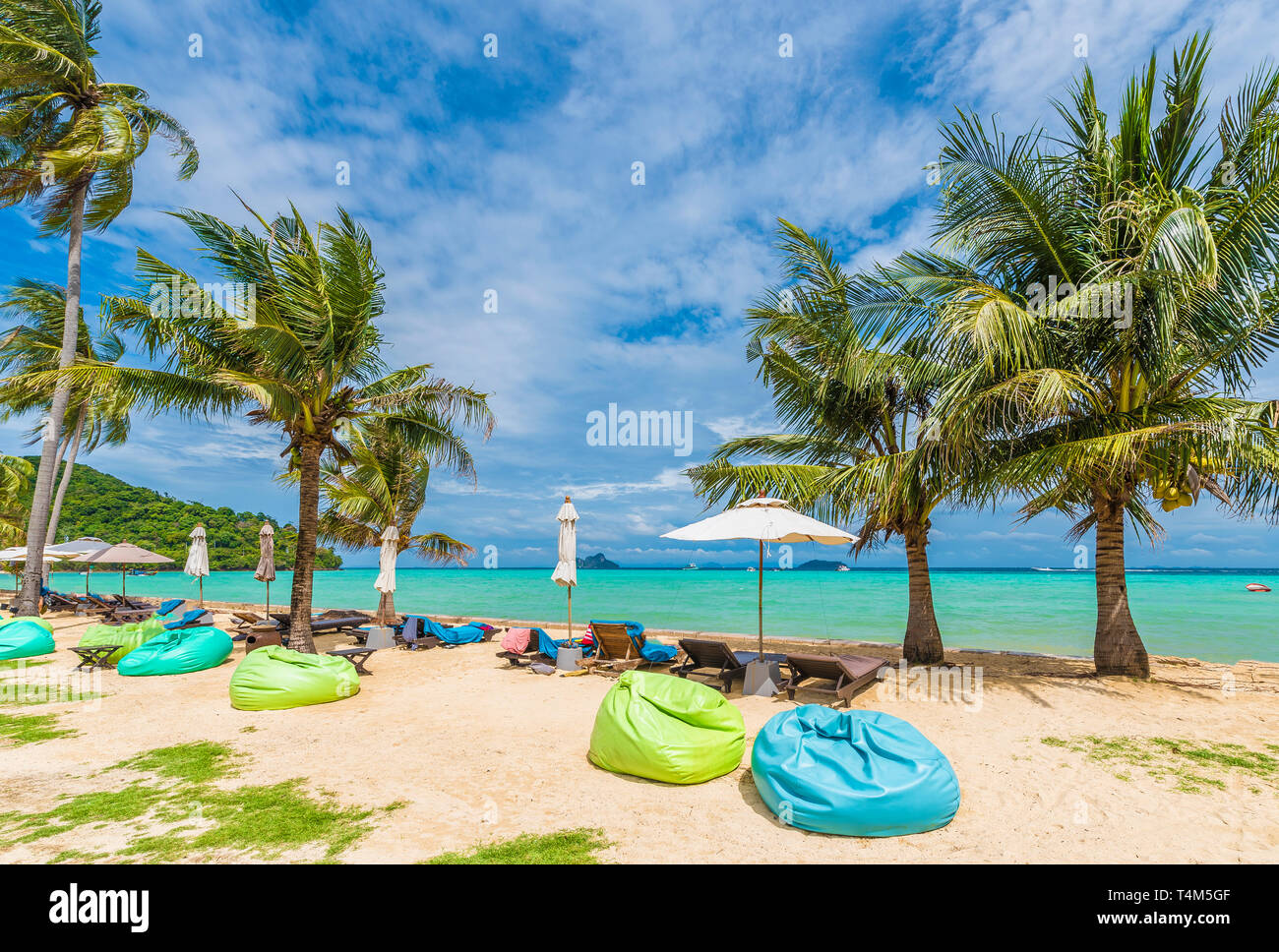Exotic beach Loh Ssamah Bay at Ko Phi Phi Lee island, Krabi Province, Andaman Sea, Thailand Stock Photo