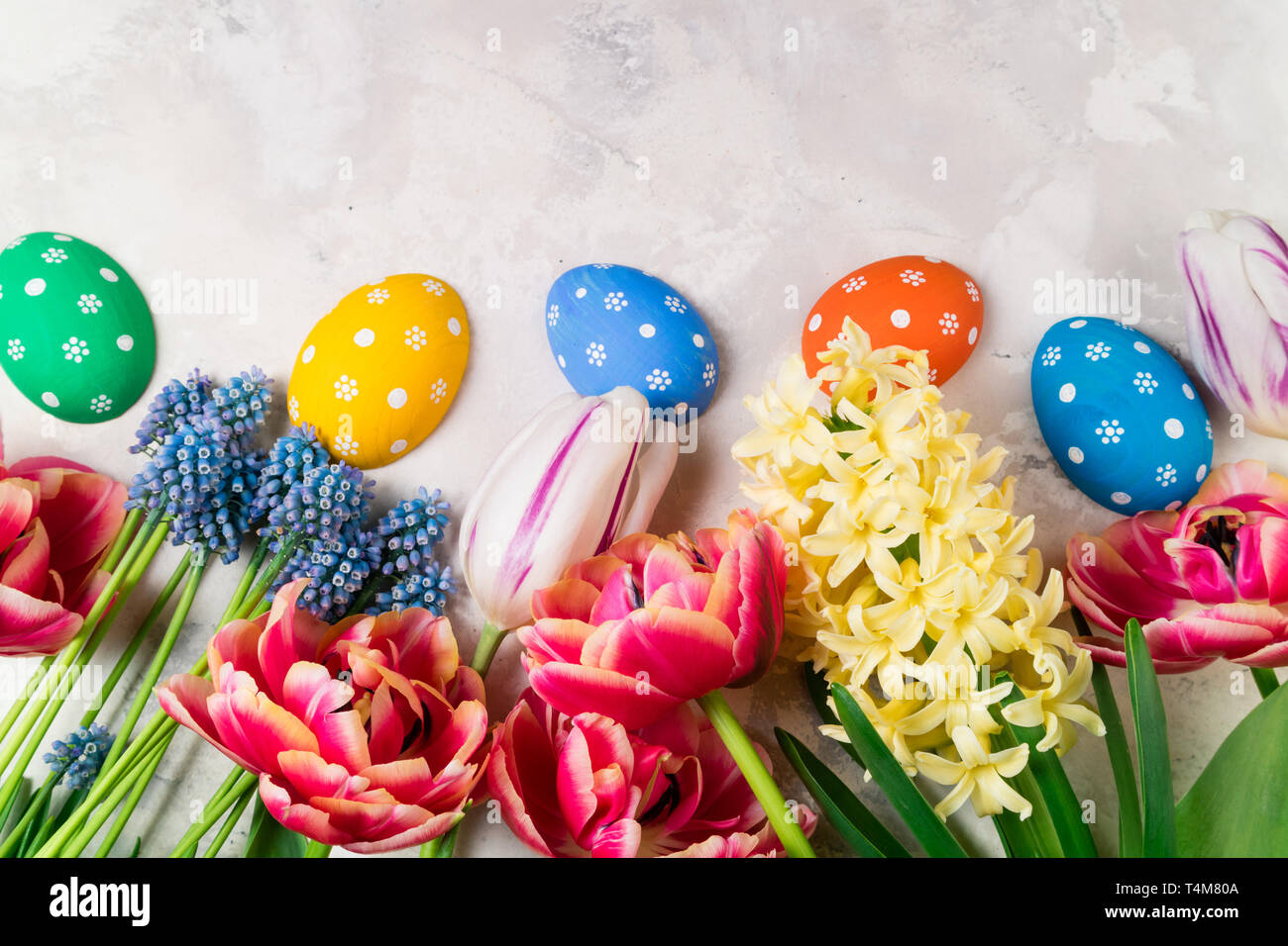 Easter background with spring flowers and Easter eggs on stone ...
