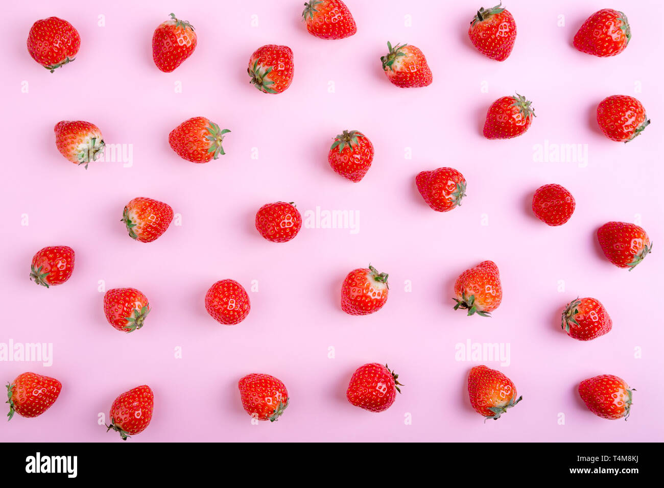 Làm cho nền điện thoại của bạn trở nên nổi bật với mẫu hoa dâu tây liền kề trên nền hồng. Sự kết hợp giữa quả dâu tây tươi ngon và họa tiết đơn giản tổng hòa đã tạo nên một tác phẩm thẩm mỹ độc đáo này. Hãy khám phá và cảm nhận sự ngọt ngào của những trái dâu tây này. (Make your phone screen stand out with strawberry pattern on pink background. The combination of fresh and delicious strawberries and simple yet sophisticated pattern has created a unique aesthetic masterpiece. Explore and savor the sweetness of these strawberries.)